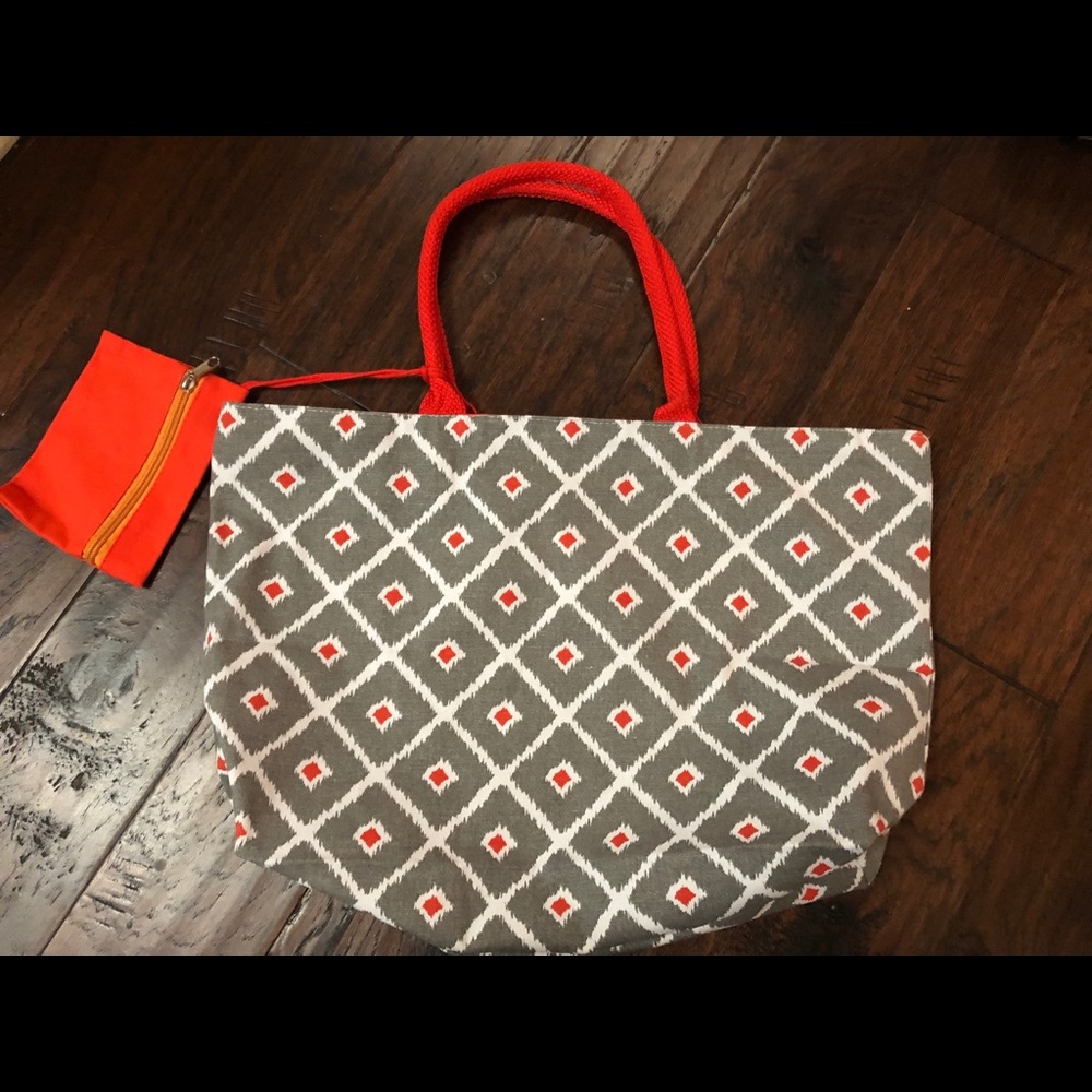 Triangle pattern tote with exterior pouch